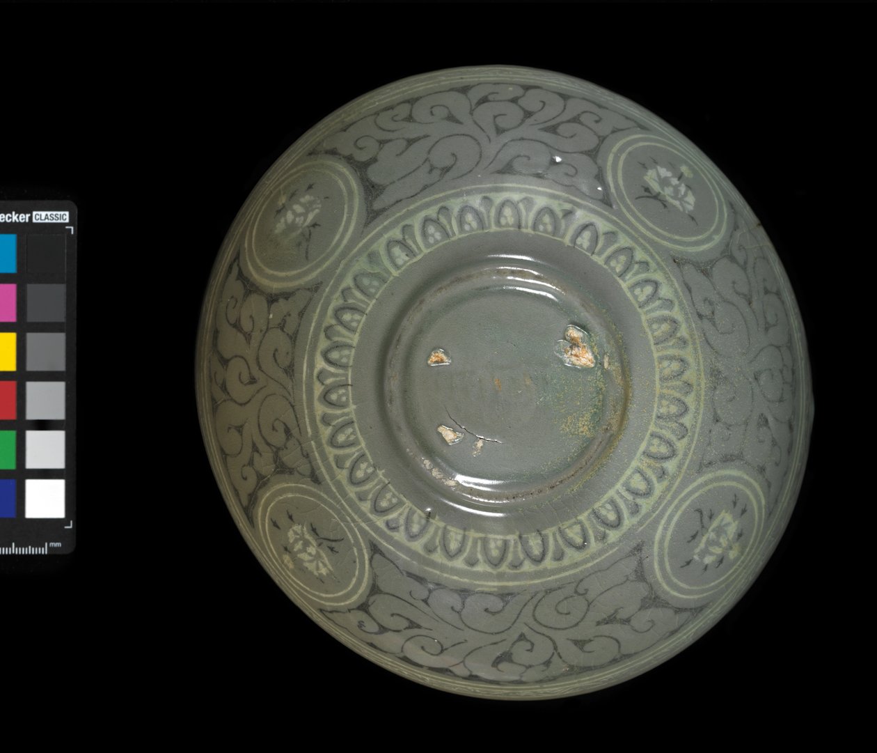Vinçli ve bulutlu kase, c.1150-1200 (seladon sırlı taş eşya) by Korean School