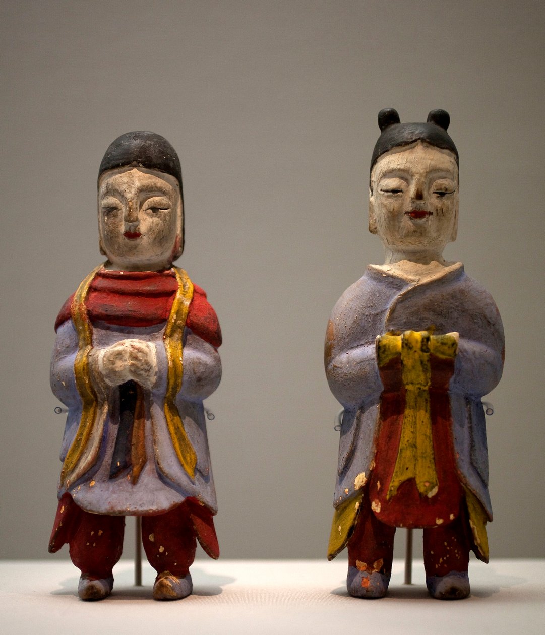 Şaman kostümlü figürler. Çok renkli ahşap heykelcikler, art coreen by Korean School