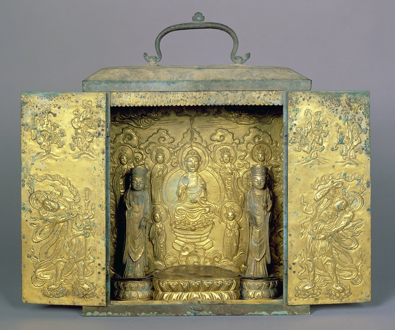 Ayakta duran iki Bodhisattva, bir Budist üçlüsü ve koruyucu figür, Koryo hanedanı ile taşınabilir Budist tapınağı (çizilmiş ve kabartma süslemeli yaldızlı bronz) by Korean School