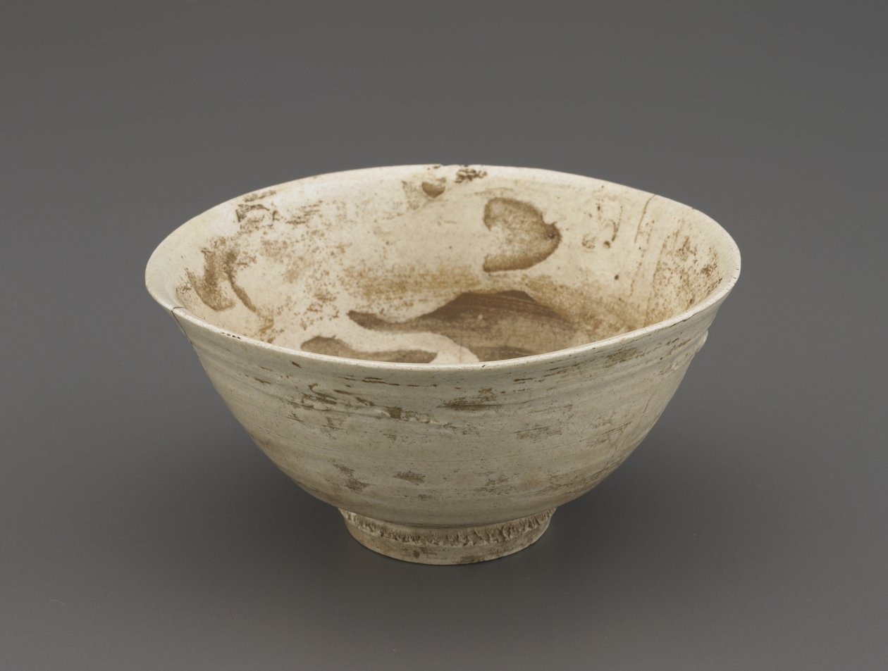Çay kasesi (koraijawan), 16. yüzyılın ikinci yarısı (şeffaf sırlı porselen, altın cila onarımları) by Korean School