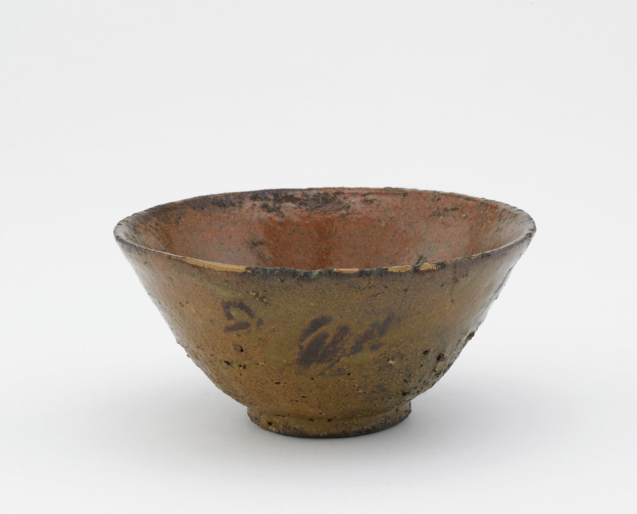 Çay kasesi, Ki-Irabo tipi, 17. yüzyıl başı (opak odun külü sırlı seramik; altın cila onarımları) by Korean School