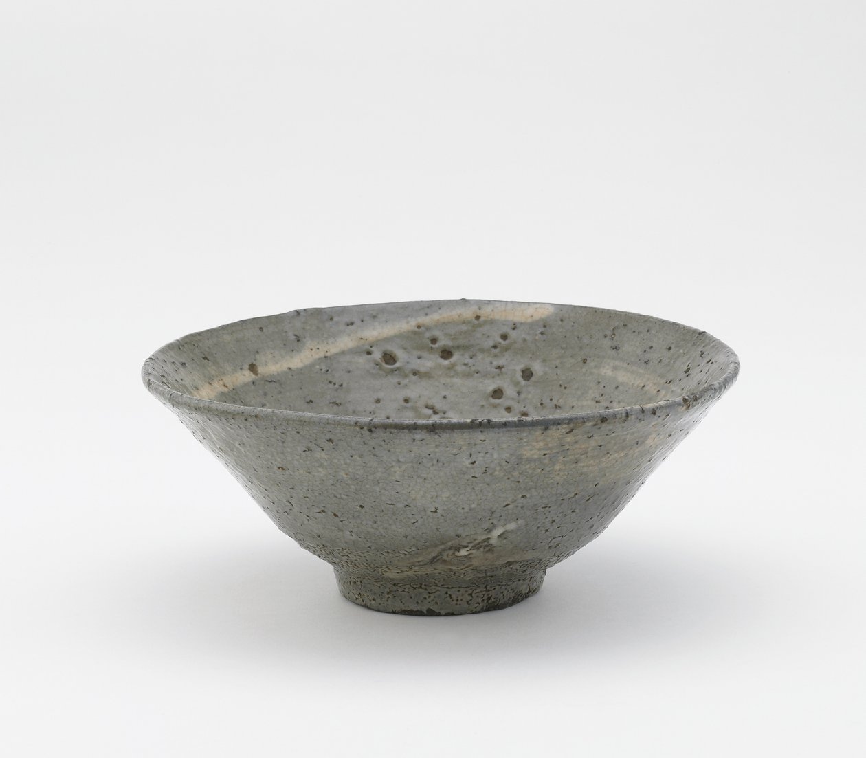 Çay kasesi, Totoya tipi, Kyongsang Namdo eyaleti, Kore, Choson dönemi, 16. yüzyıl sonu-17. yüzyıl başı (feldspatik sır altında fırçalanmış astarlı seramik) by Korean School