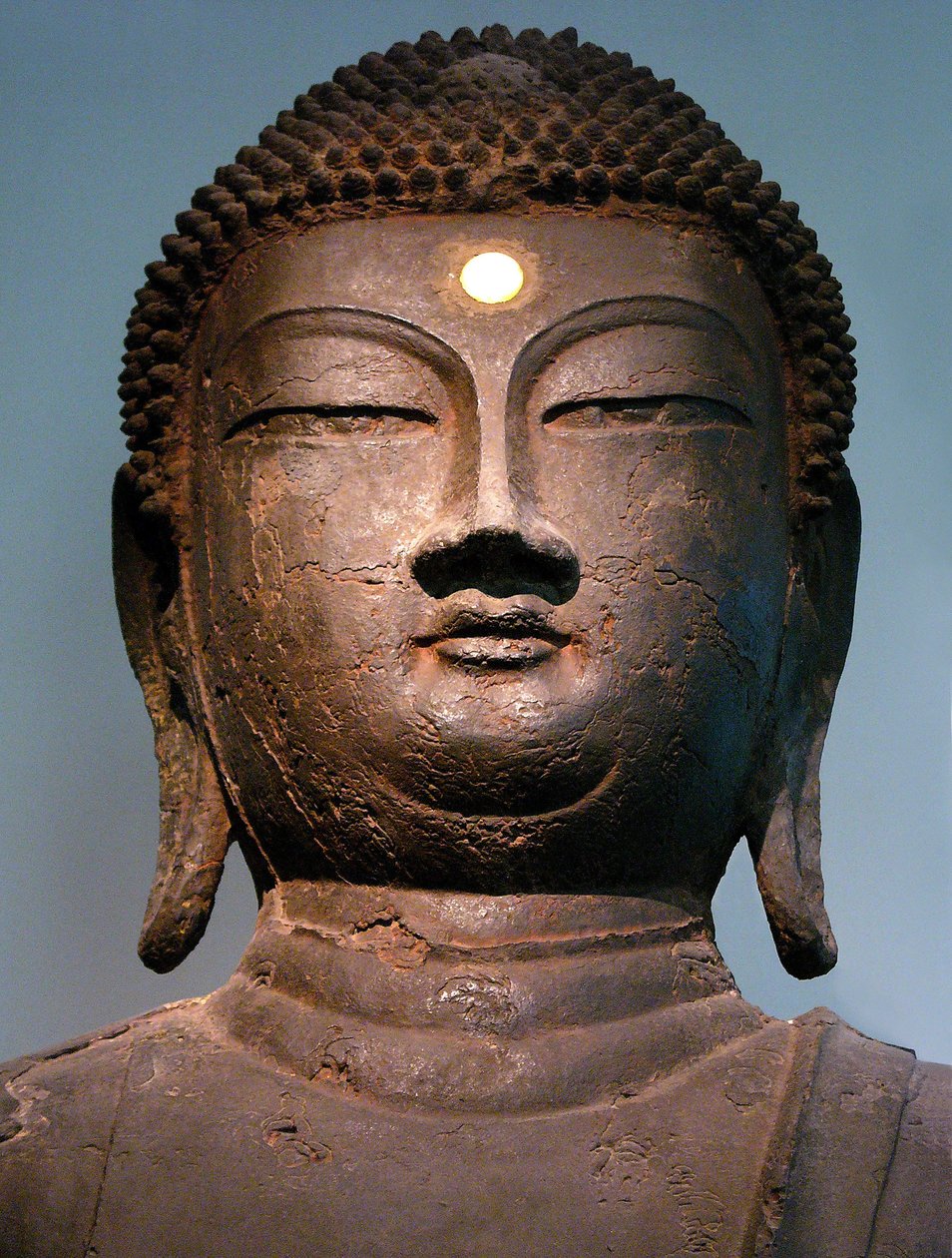 Demir Buda başı, 10. yüzyılın Goryeo döneminden, Hasachang-dong, Hanam, Gyeonggi-do, Kore manastırından. Fotoğraf, Seul Ulusal Müzesi, Kore Cumhuriyeti, 2006. by Korean School