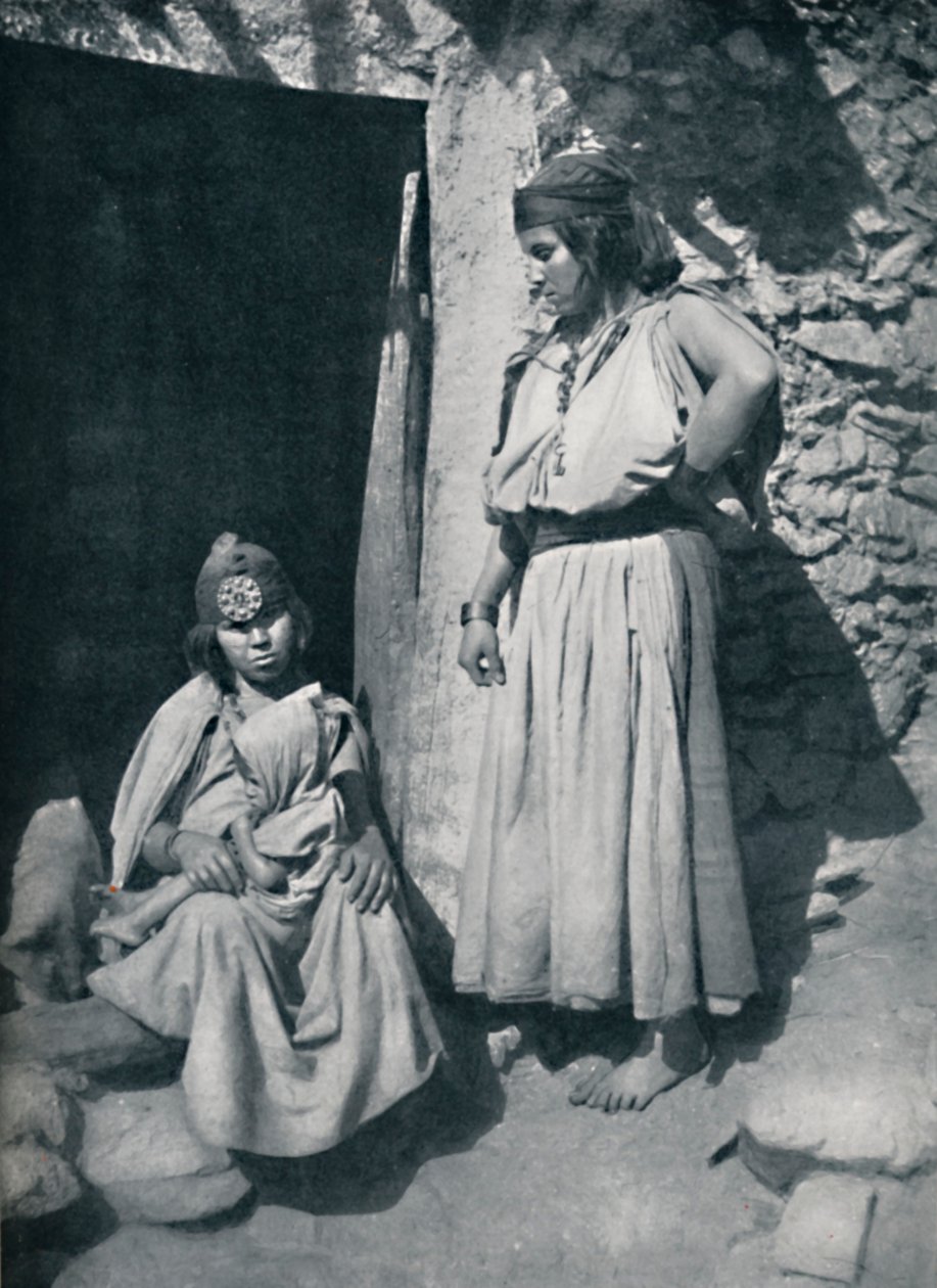Akdeniz kıyılarına yakın evlerinin kapısında Kabyle kadınları, Cezayir, 1912. by Kuhn