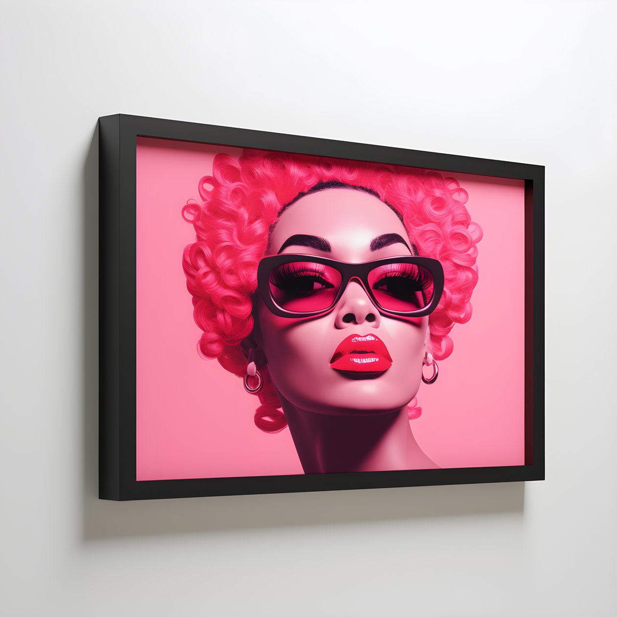Pembe ahşap çerçeveli siyah bir kadının güçlü olduğunu ilan eden sanat eseri 1 by Kurt Heppke