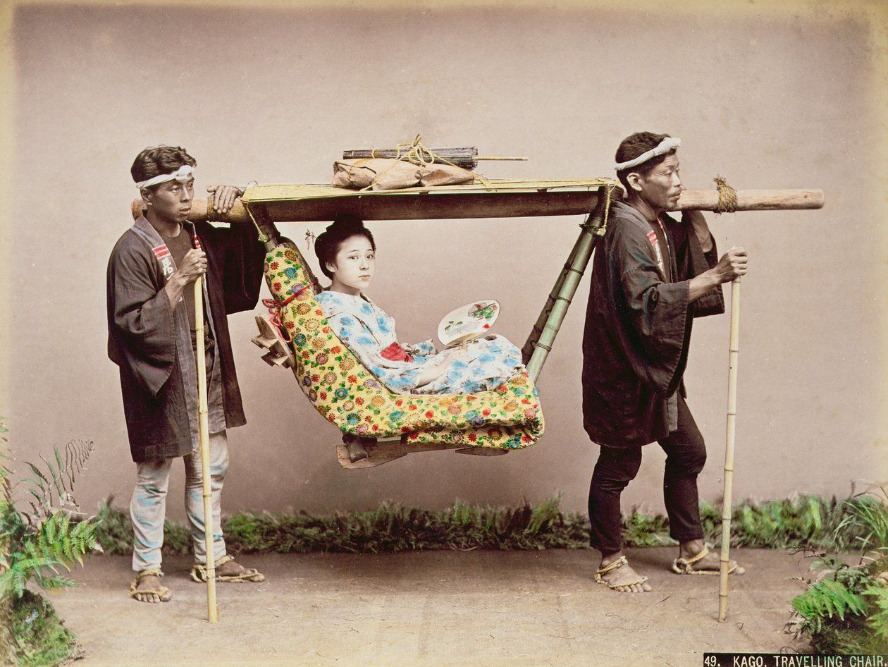 Bir çöp içinde taşınan Japon Geyşa (kart üzerinde el renkli albümen baskı) by Kusakabe Kimbei