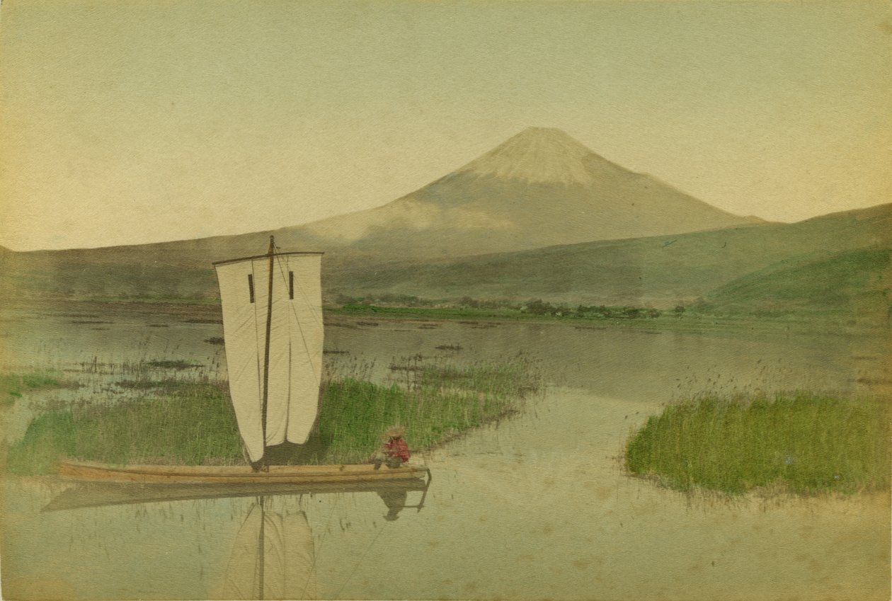 Japonya: Hokome Gölü üzerinde ön planda bir yelkenli tekne ile Fuji-Yama Dağı (Fuji Yama) by Kusakabe Kimbei