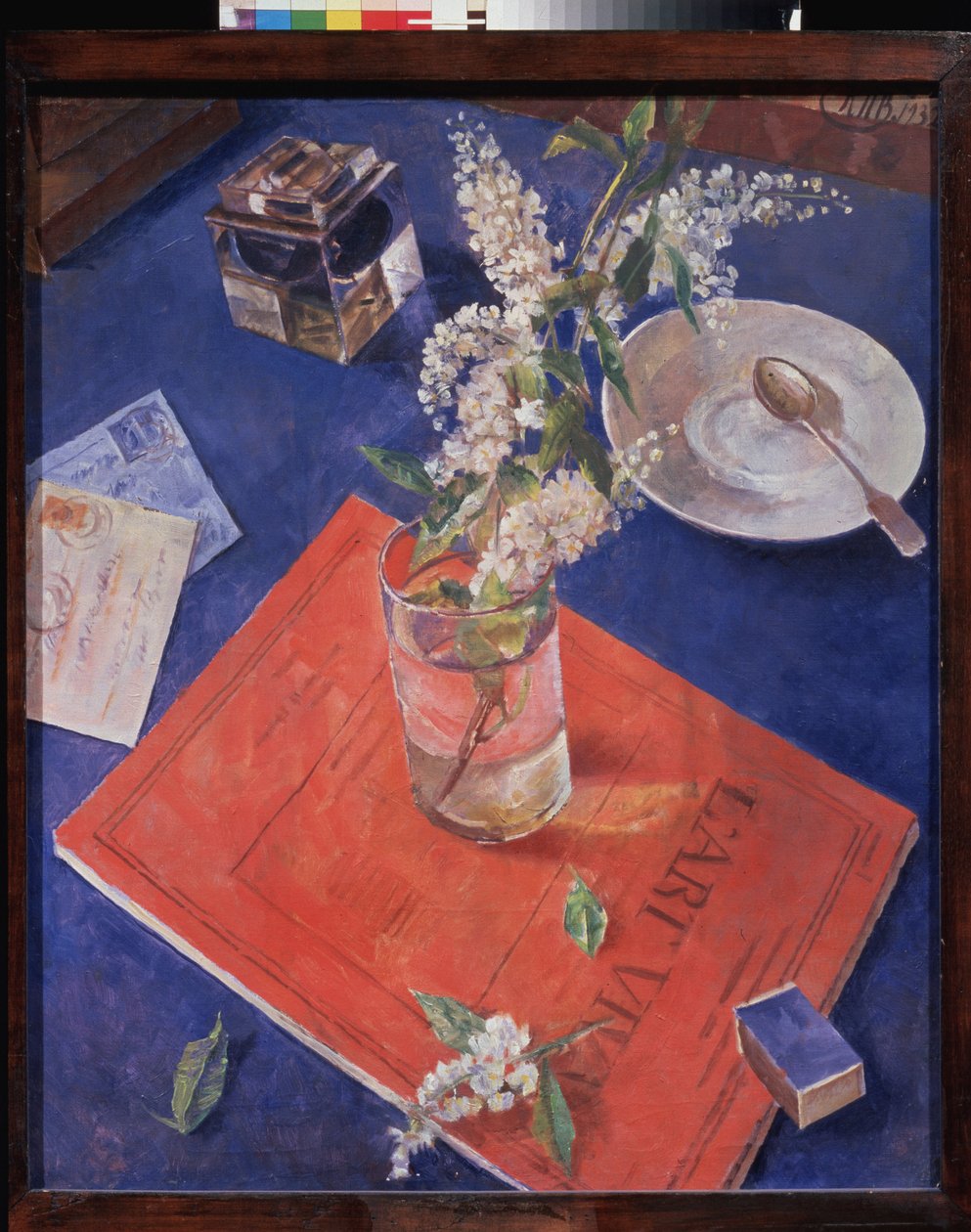 Bir bardak kiraz dalı. Su bardağının altında "Yaşayan sanat" başlıklı kırmızı bir defter. Kuzma Sergeyevich Petrov Vodkin (Petrov-Vodkin) (Kouzma Petrov Vodkin) (Petrov-Vodkin) (1878-1939) tarafından tablo, tuval üzerine yağlı boya by Kuzma Sergeevich Petrov Vodkin