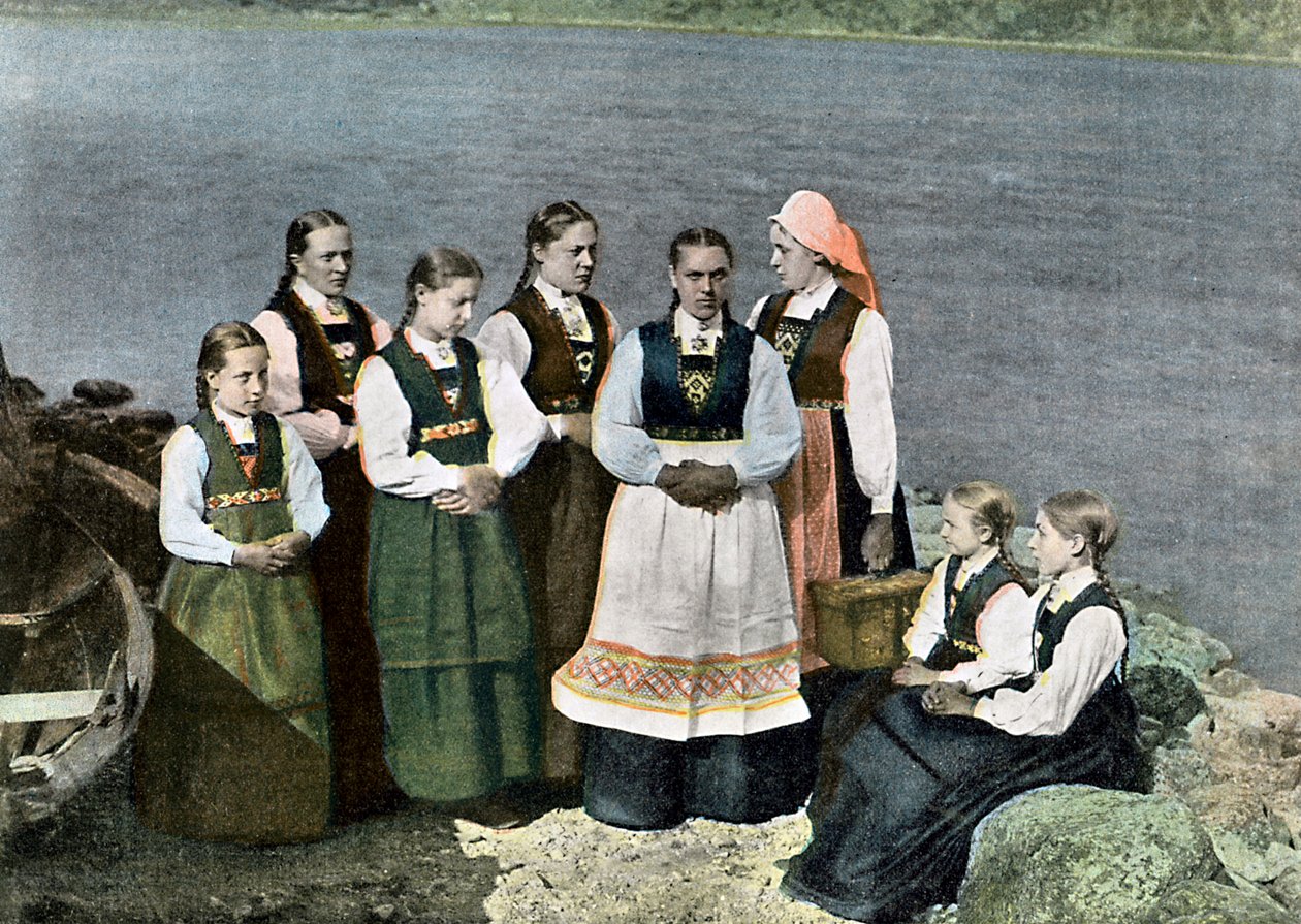 Ulusal kostümlü kadınlar ve çocuklar, Sognafjorden, Norveç, c1890 by L Boulanger