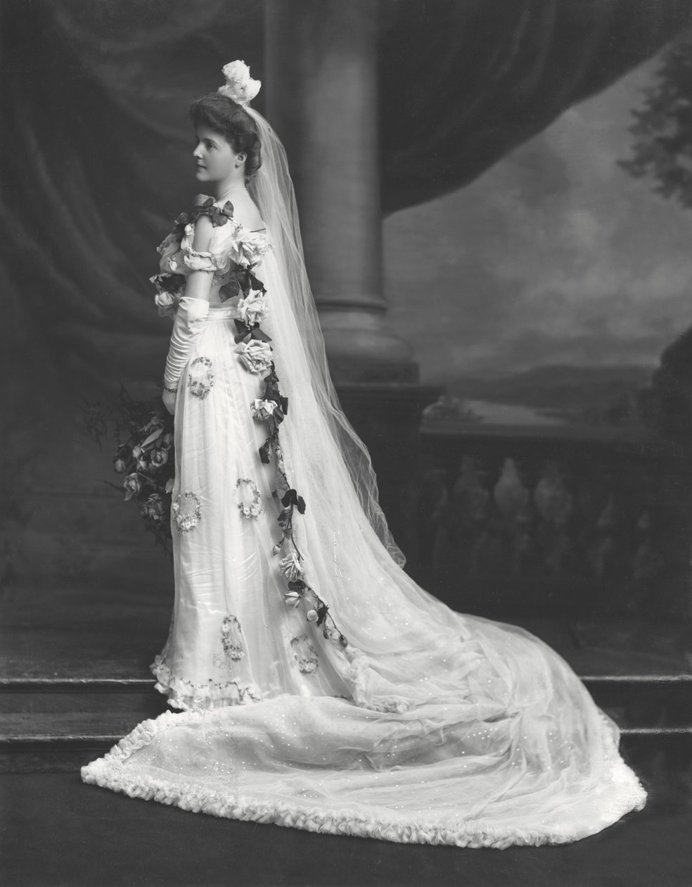 Bayan Sheila Cooper, mahkemedeki sunumu vesilesiyle fotoğraflandı by Lafayette Studio