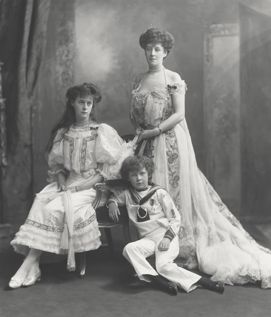 Vikontes Knollys ve çocukları, King Edward VII Coronation madalyalarını alma vesilesiyle fotoğraflandı, 1902 by Lafayette Studio