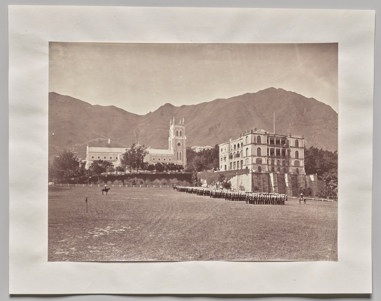 İsimsiz (Hong Kong, St. John Katedrali, Geçit Tören Alanından, Geçit Töreninde HM Alayı) by Lai Fong (Afong Studio)