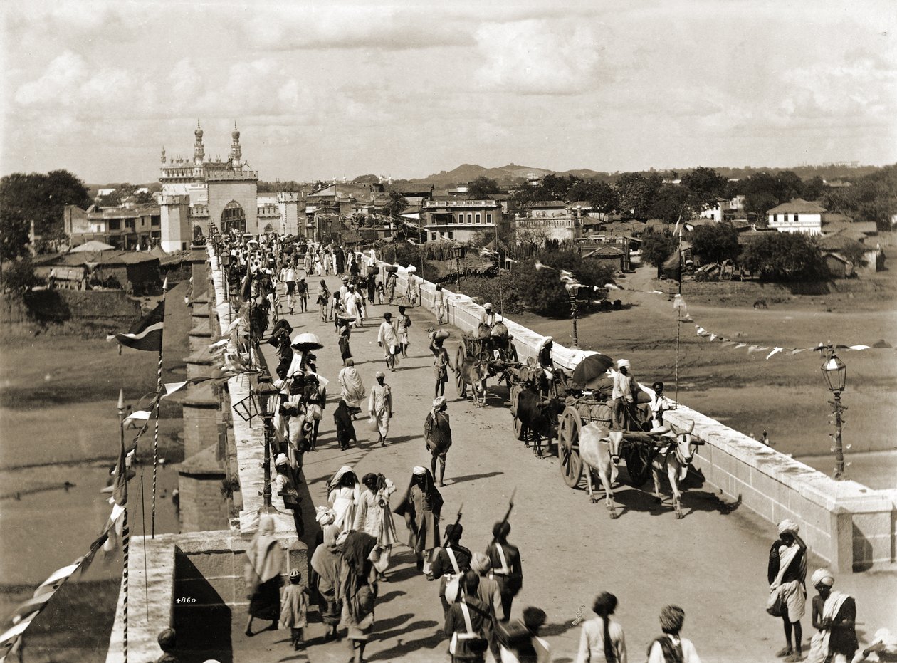 Haydarabad şehrine giriş köprüsünün fotoğrafı by Lala Deen Dayal