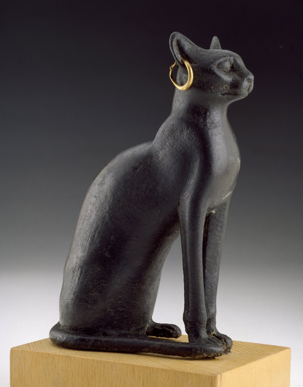 Bubastis tanrıçası Bastet için kutsal bir kedi heykelciği by Late Period Egyptian