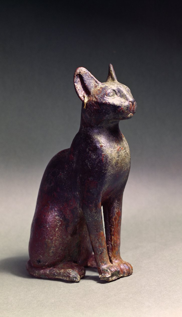 Altın küpeli bir kedi heykelciği, tanrıça Bastet