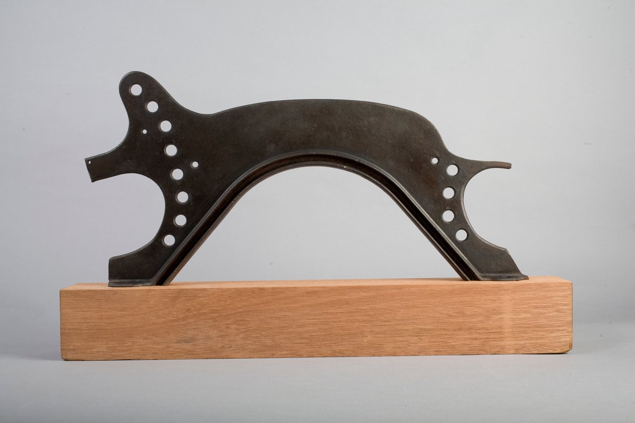 Domuz, 2003 (metal ve ahşap) by Lawrie Simonson