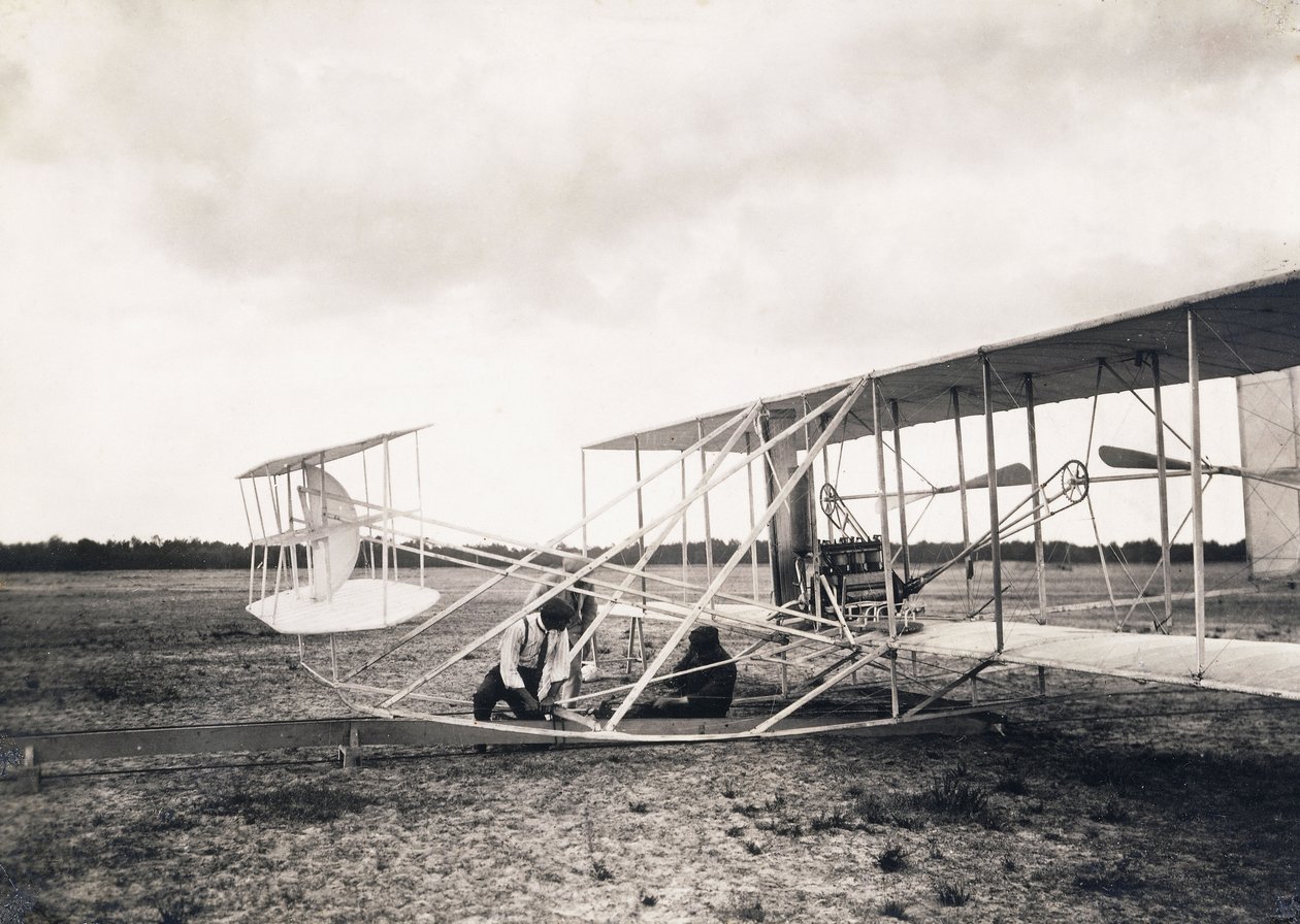 Leon Bollee, Wright Kardeşler" uçağında çalışıyor, c.1909 by Leon Bollee