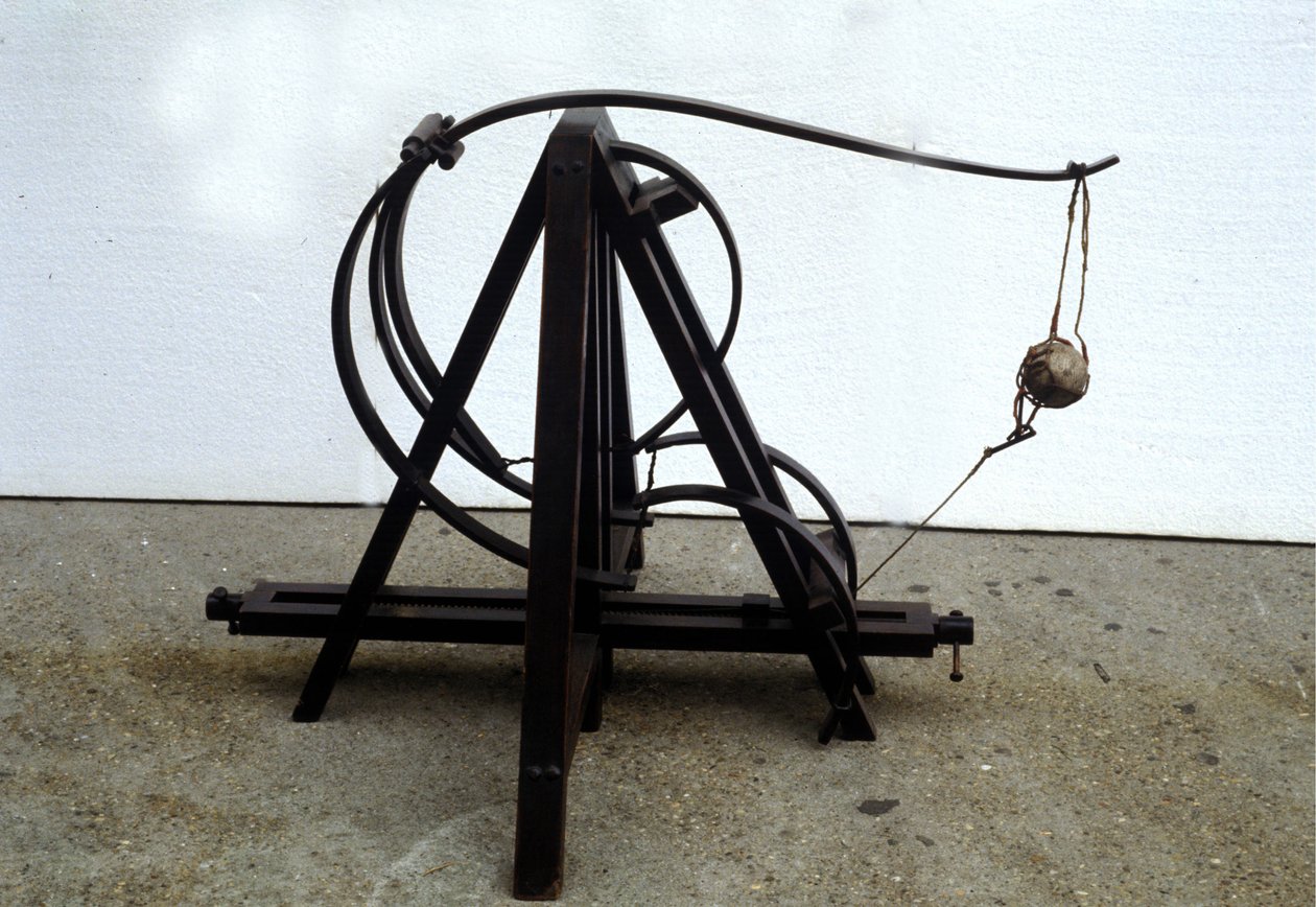 Bir mancınık. Leonardo da Vinci