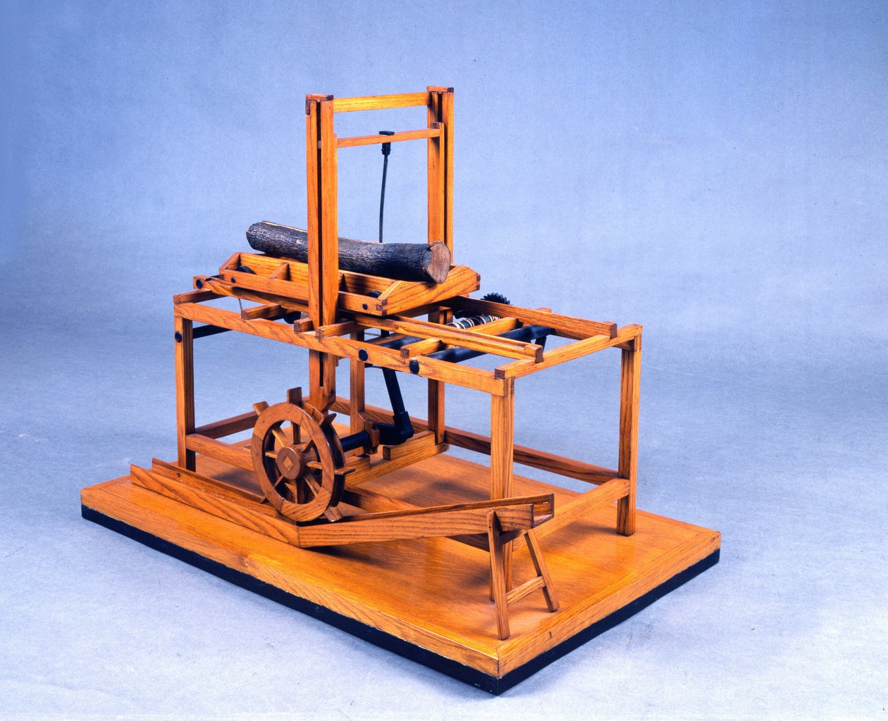 Dişli ve su ile çalışan hidrolik testerenin ahşap modeli (modeli). Leonardo da Vinci (Leonard de Vinci) (1452-1519) Milano Bilim ve Teknoloji Müzesi tarafından çizildikten sonra yapılmıştır. by Leonardo da (after) Vinci