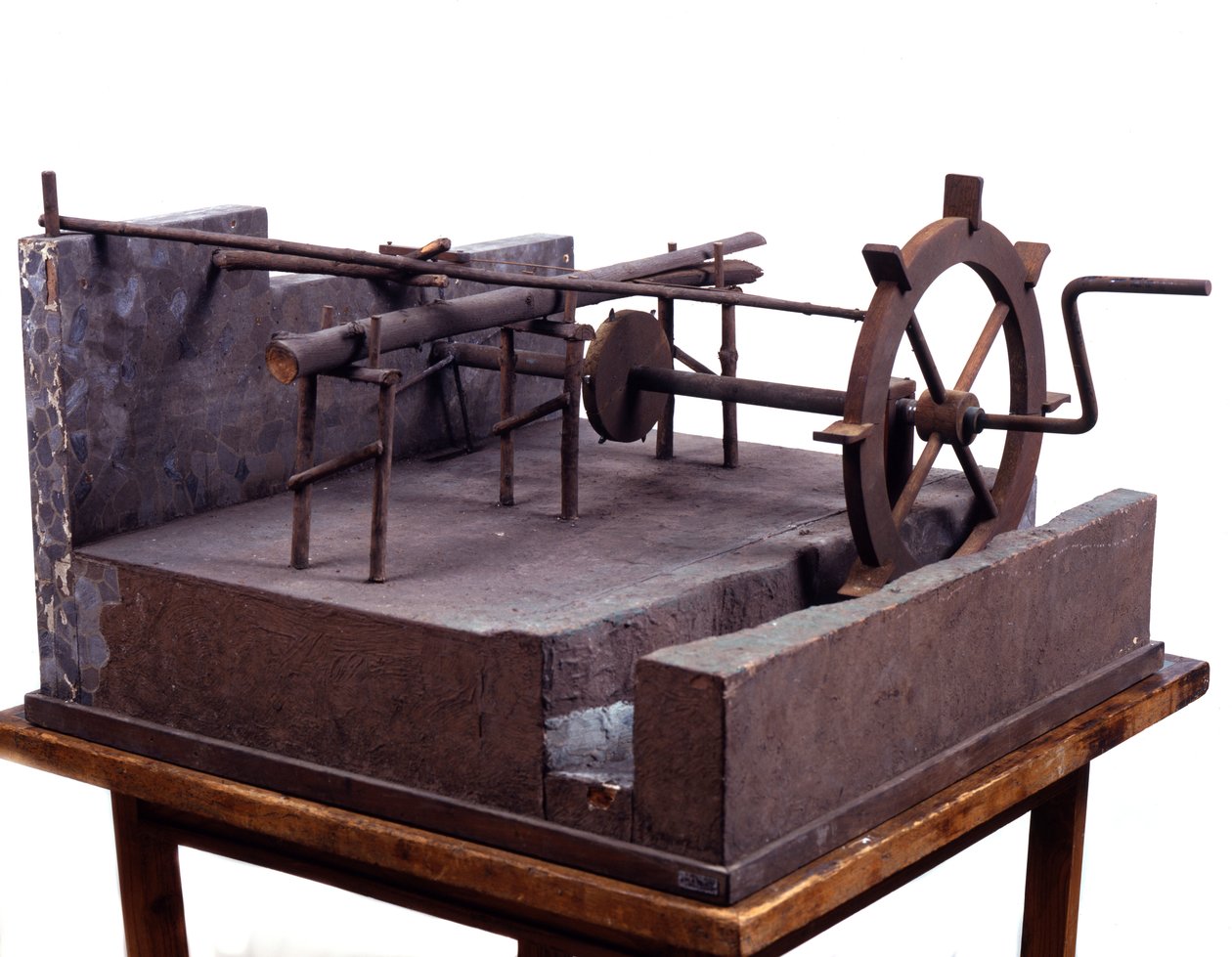Dişli ve su ile çalışan hidrolik testerenin ahşap modeli (modeli). Leonardo da Vinci (Leonard de Vinci) (1452-1519) Milano Bilim ve Teknoloji Müzesi tarafından çizildikten sonra yapılmıştır. by Leonardo da (after) Vinci
