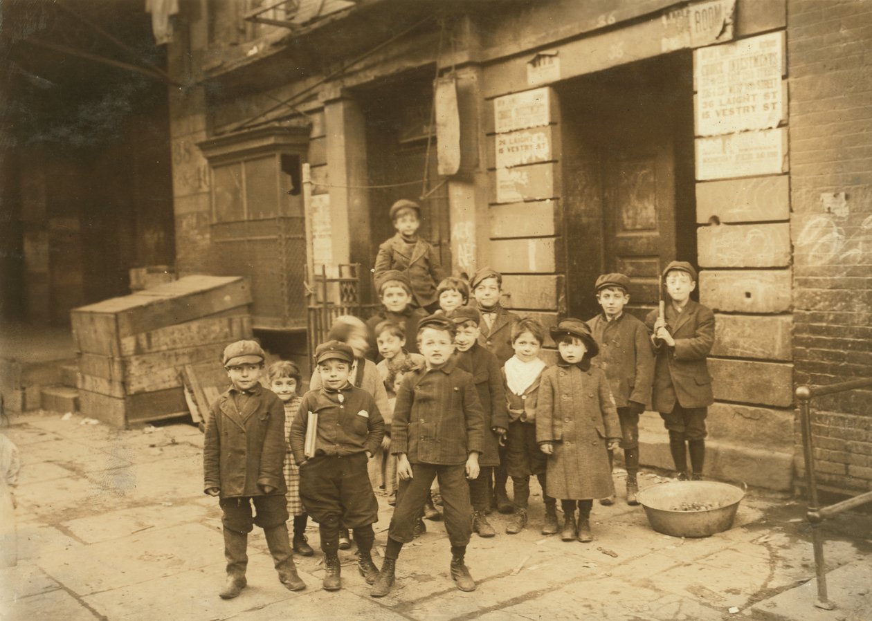 Geceleri sinema salonunun dışındaki çocuklar, 1910 by Lewis Wickes Hine