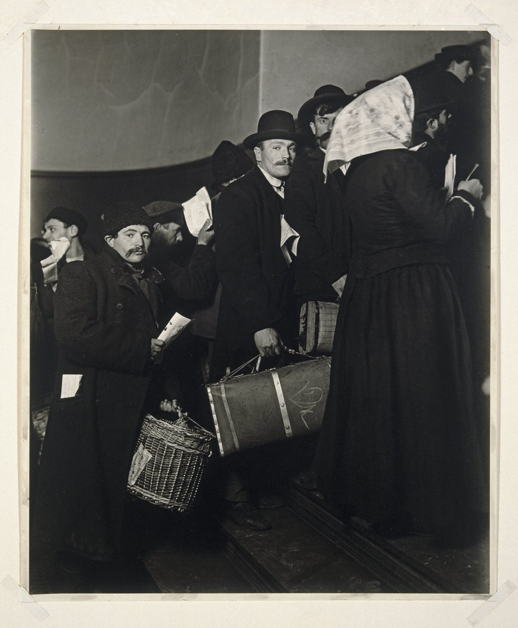 Vaat Edilmiş Topraklara Tırmanma, Ellis Adası, 1908 (jelatin gümüşü fotoğraf) by Lewis Wickes Hine