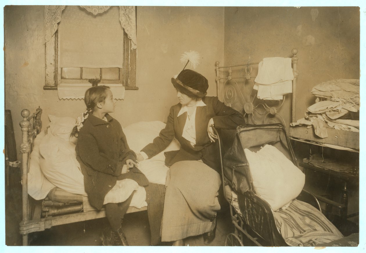 Ida List ile konuşan araştırmacı, 124 Ridge Street, New York, 16 Eylül 1913 by Lewis Wickes Hine