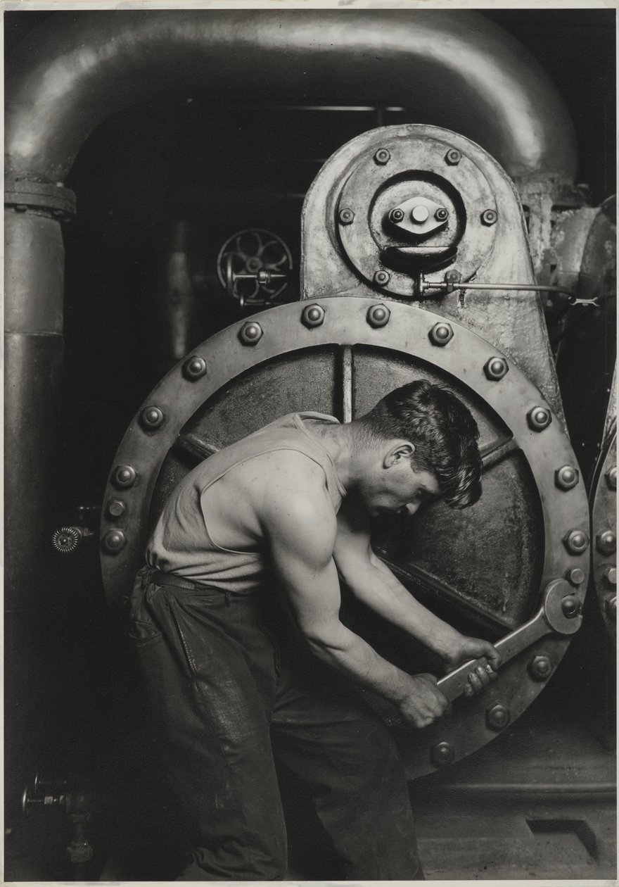 Power House Mechanic, 1925 (beyaz dokuma üzerine jelatin gümüş baskı) by Lewis Wickes Hine