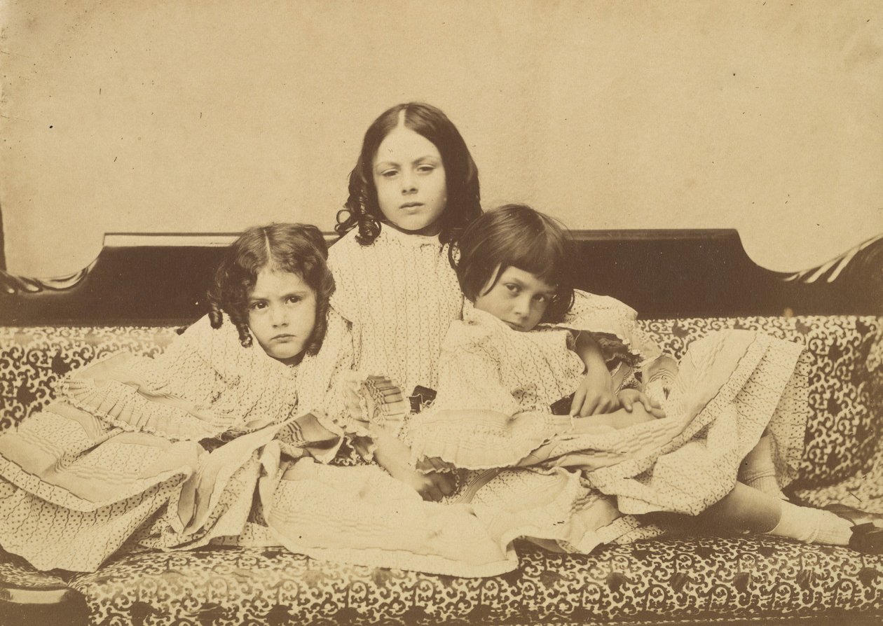 Edith, Ina ve Alice Liddell bir Kanepede, 1858 Yazı. by Lewis Carroll