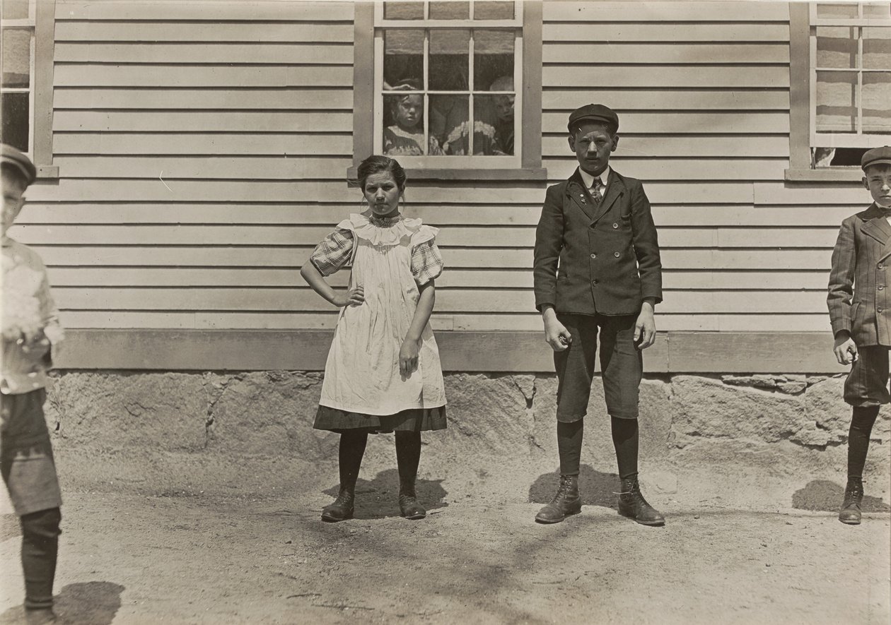 Edward St. Germain ve kız kardeşi Delia, değirmen işçileri, Phoenix, Rhode Island, Nisan 1909 by Lewis Hine