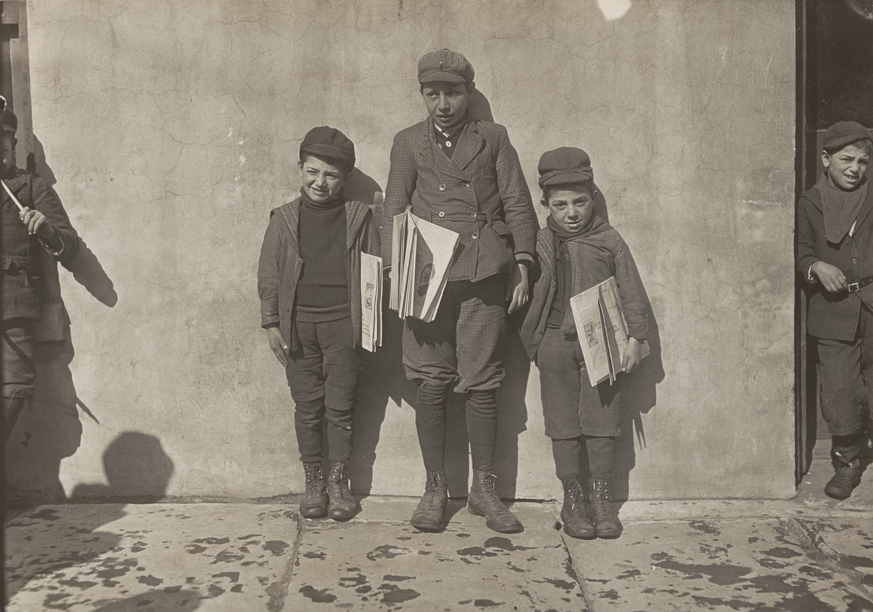 John Pento, 14 yaşında, Daniel ve Angelo Pento, 7 yaşında, gazete satıyor, Hartford, Connecticut by Lewis Hine