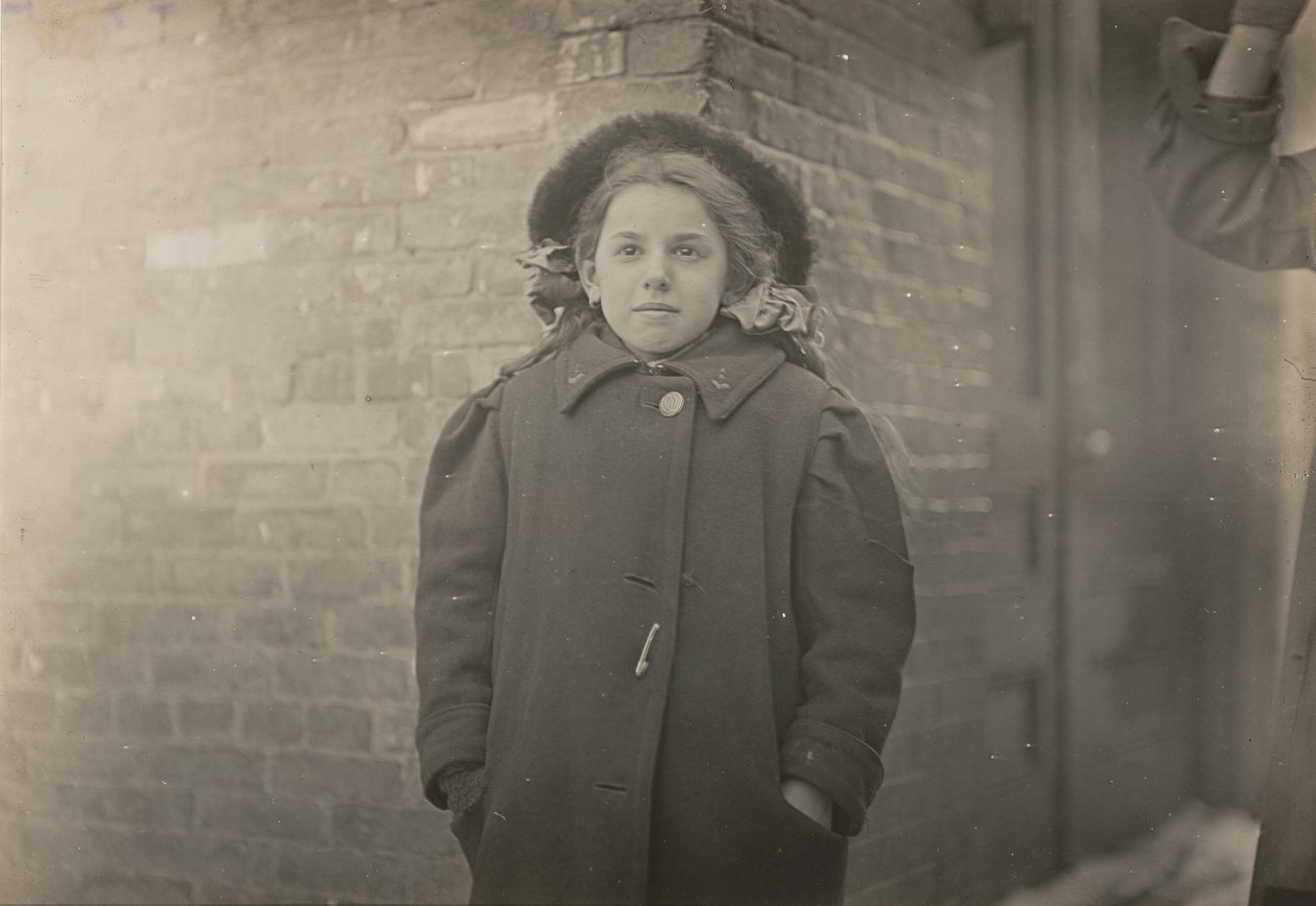 Mery Horn, taşıdığı ağır kağıt yükünün ağırlaştırdığı bir kamburluk haliydi. Hartford, Connecticut, Mart 1909 by Lewis Hine