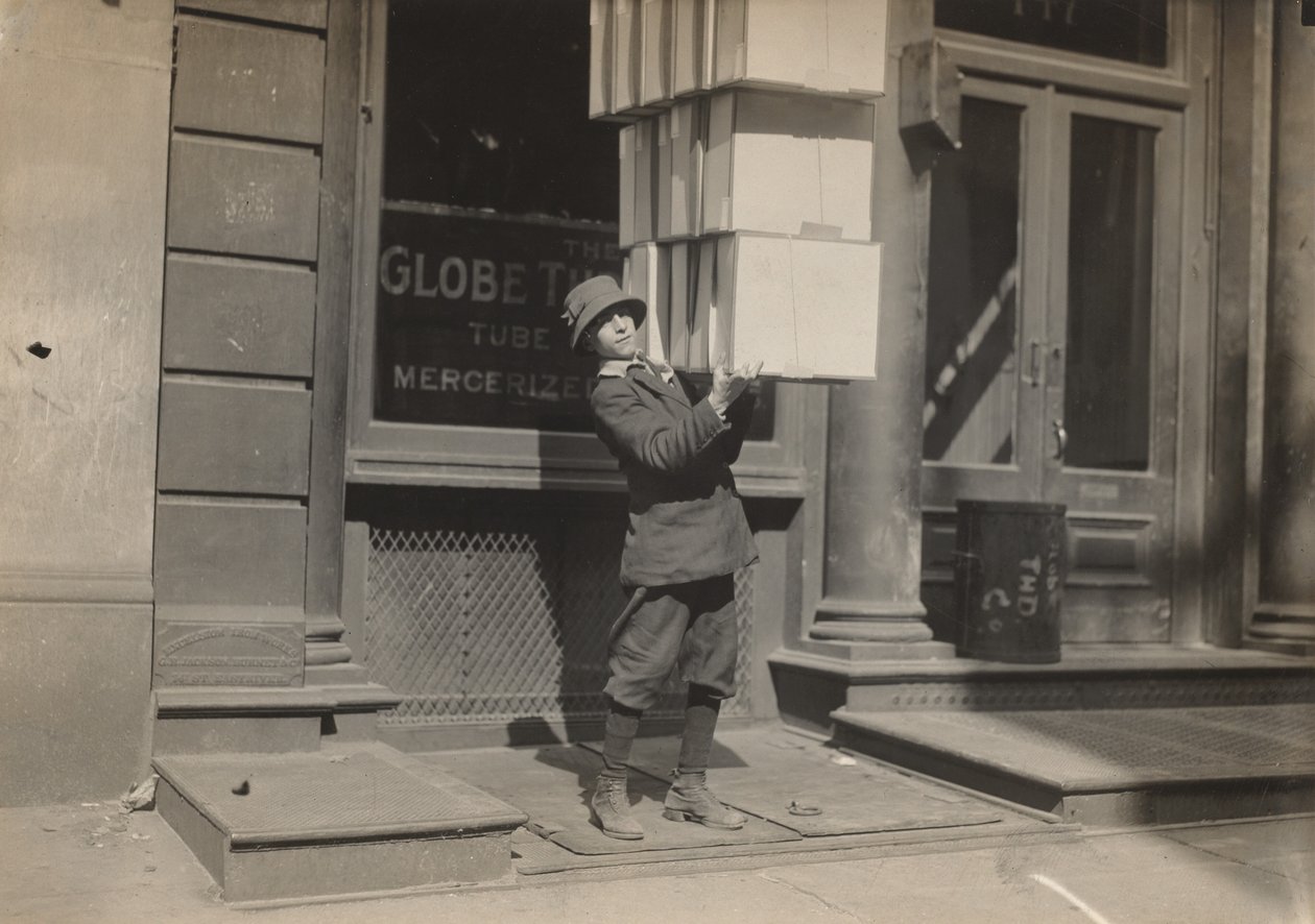 Vagon çocuğu veya "kuyruk çocuğu" vagonu yüklemeye yardım ediyor by Lewis Hine
