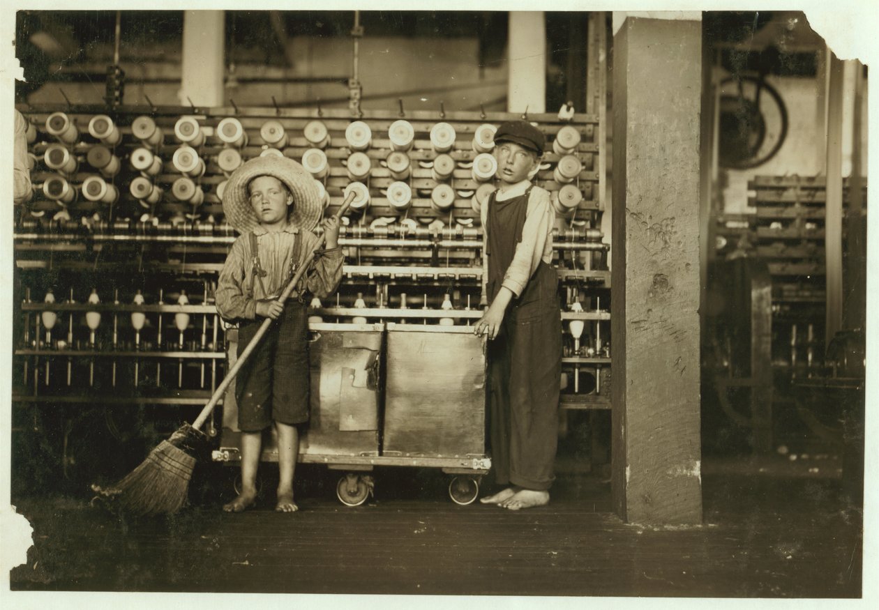 12 yaşındaki takım değiştirici Ronald Webb ve 7 yaşındaki Frank Robinson, kart odası patronunun oğlu, Roanoke Cotton Mills, Virginia, 1911