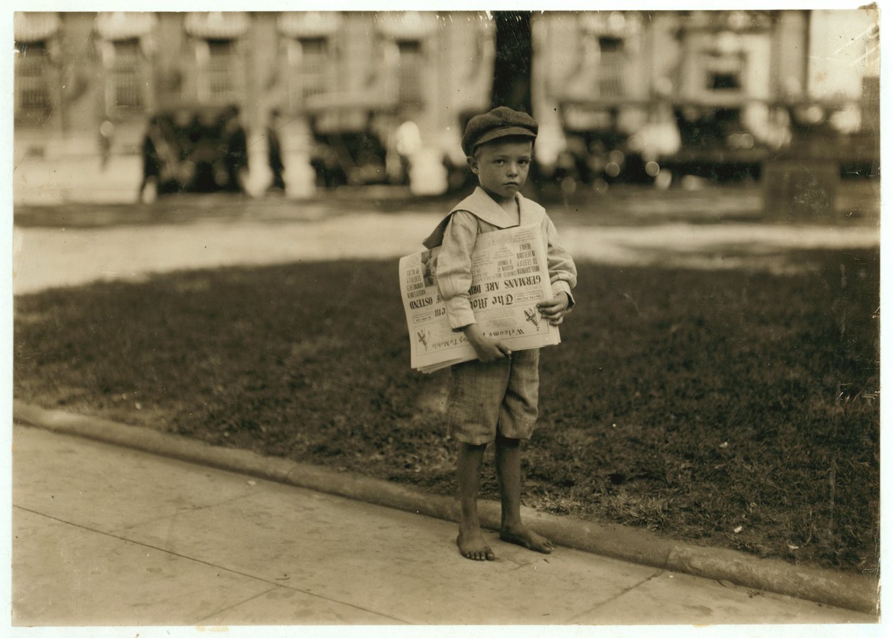 7 yaşındaki gazeteci Ferris, Mobile, Alabama, 1914 by Lewis Wickes Hine