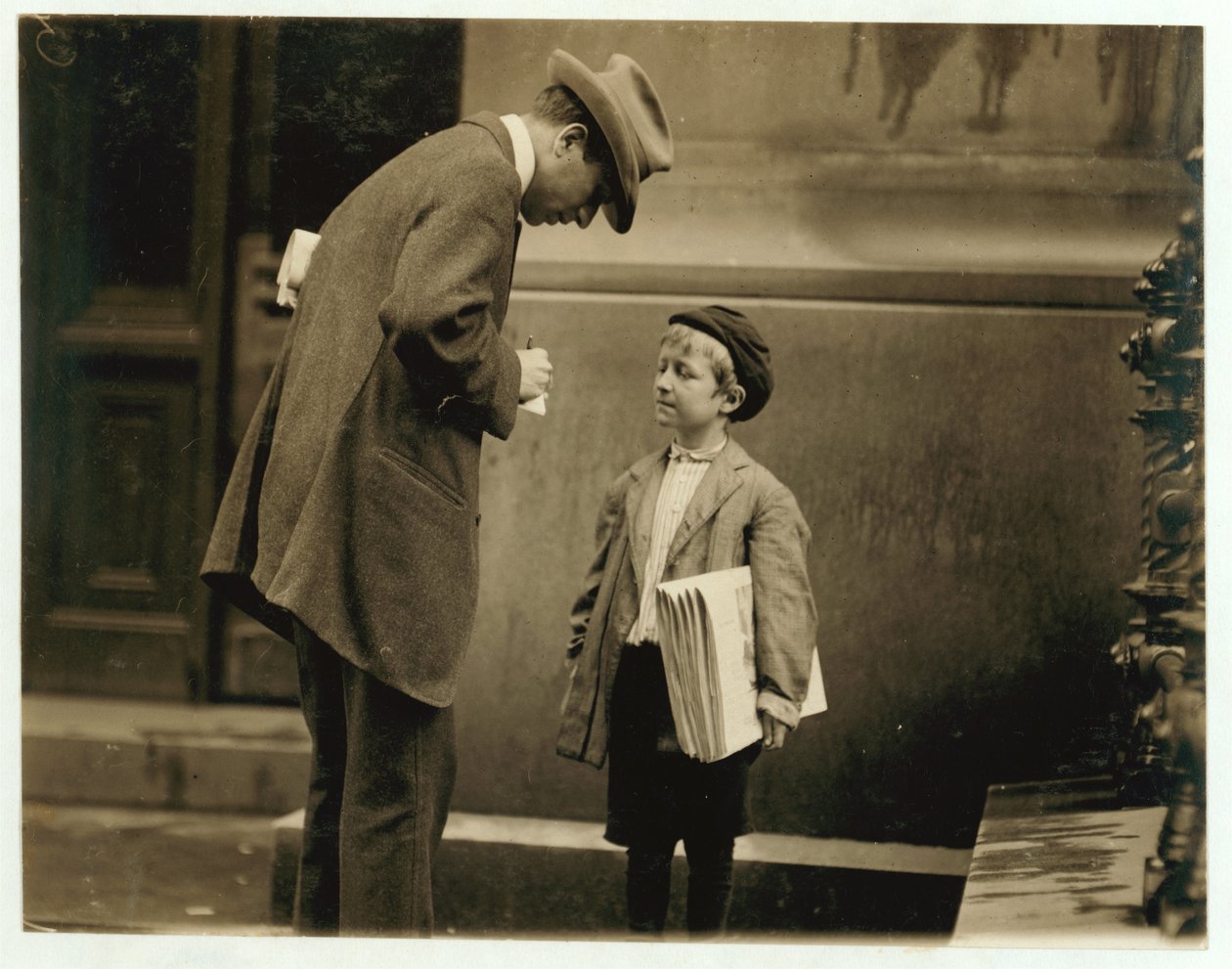 8 yaşındaki gazeteci Michael McNelis, ikinci zatürre hastalığından yeni kurtulmuş, bir yağmur fırtınasında gazete satıyor, Philadelphia, Pensilvanya, 1910 by Lewis Wickes Hine