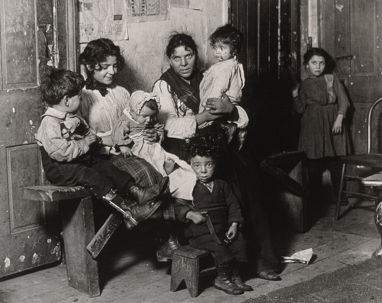 Hull House yakınlarında bir İtalyan evi, Chicago, 1910 by Lewis Wickes Hine