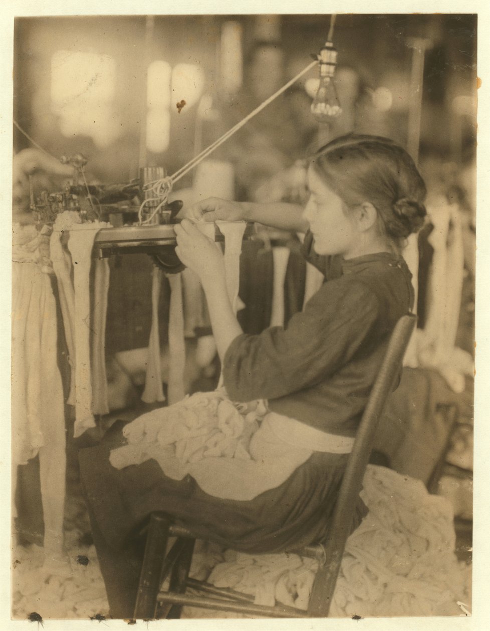 Cherokee Çorap Fabrikası, Roma, Georgia, 8 ve 9 yaşlarında torna ve ilmek yapıcılar çalıştırıyor, 1913 by Lewis Wickes Hine