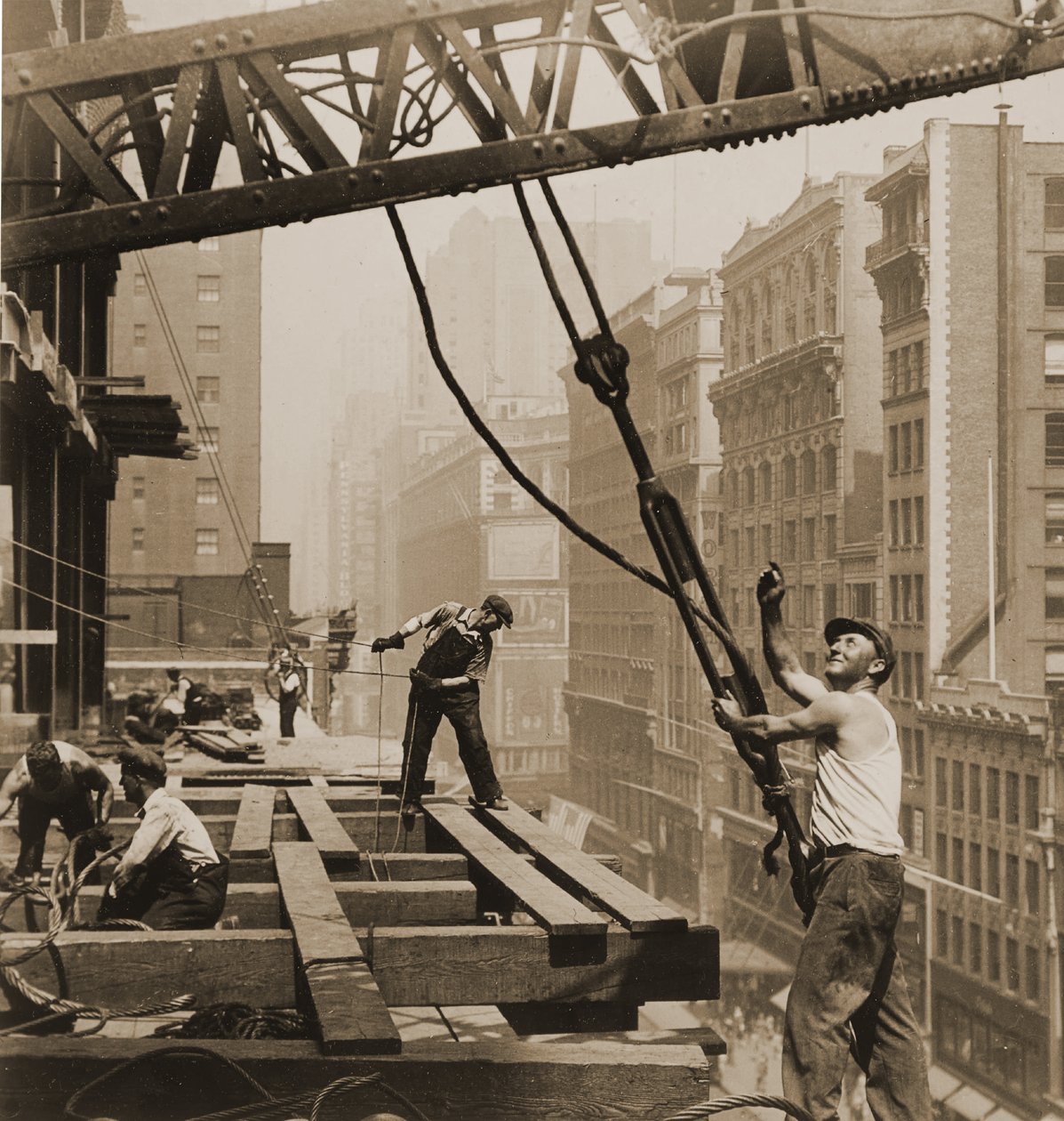 İnşaat işçileri imparatorluk devlet binası, c.1930 by Lewis Wickes Hine