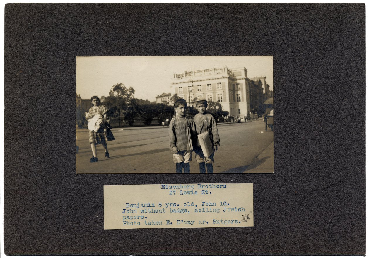 Eisenberg Brothers, 27 Lewis Street, New York City, 1910-13 dolayları by Lewis Wickes Hine