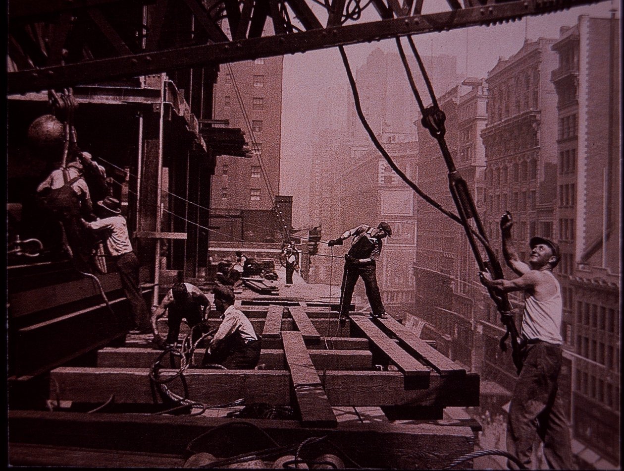 İnşaat halindeki Empire State Binası, iş başında bir kaldırma çetesini gösteriyor by Lewis Wickes Hine