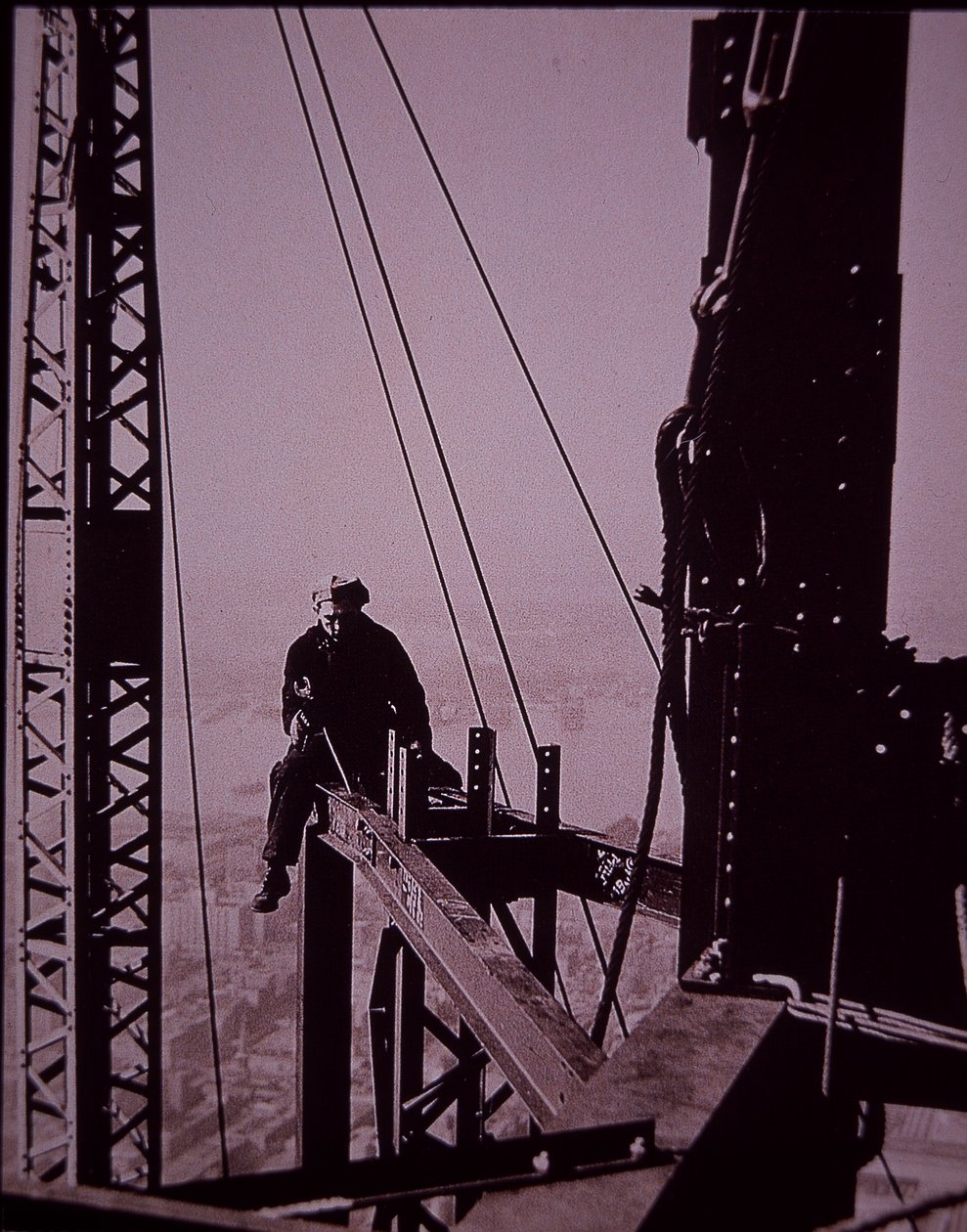 Empire State Binası yapım aşamasında, anahtarlı sürgü gösteriliyor by Lewis Wickes Hine
