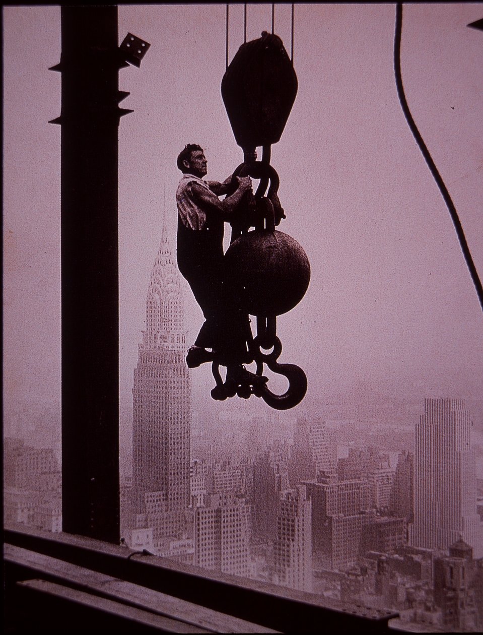 İnşaat halindeki Empire State Binası, derrick ekibinin üyesini gösteriyor by Lewis Wickes Hine