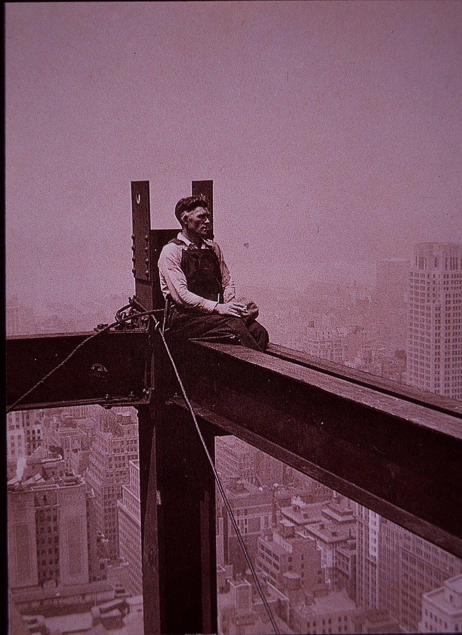 İnşaat halindeki Empire State Binası, işçinin mola verdiğini gösteriyor by Lewis Wickes Hine