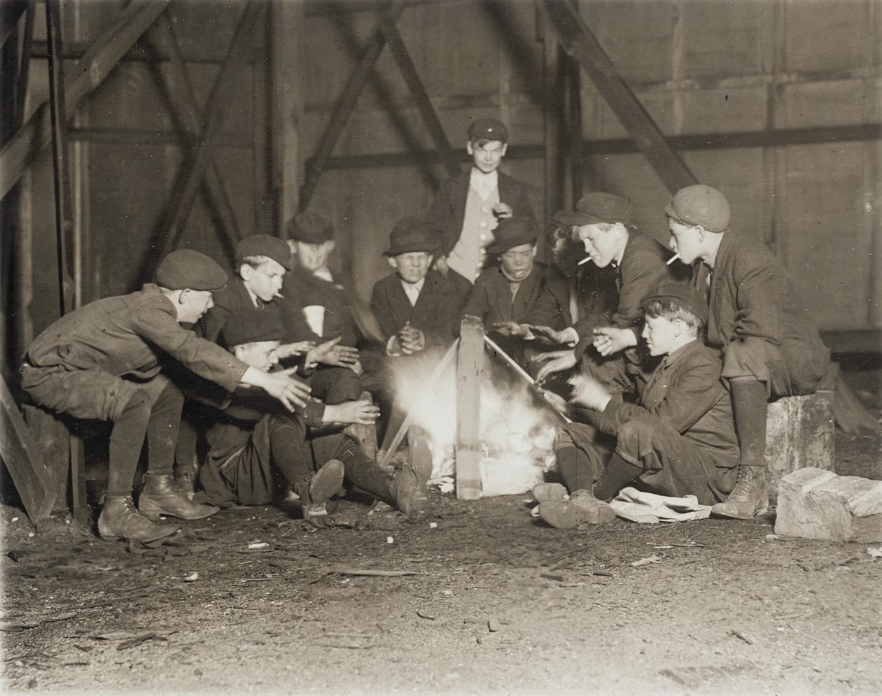 Newsboys Çetesi, 1910, 22:00 by Lewis Wickes Hine