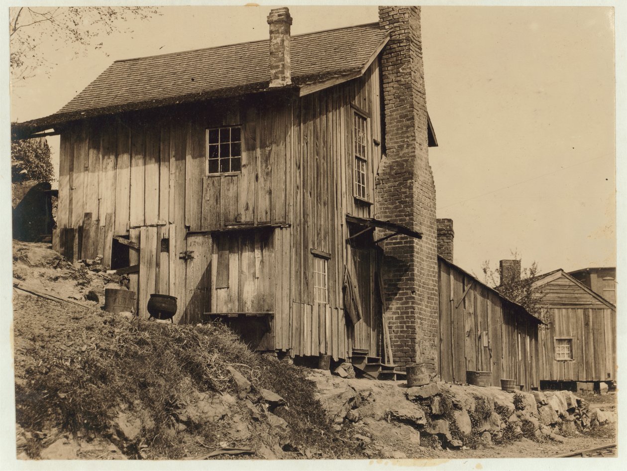 Roma Çorap Fabrikasında işçiler için konut, Georgia, 1913 by Lewis Wickes Hine