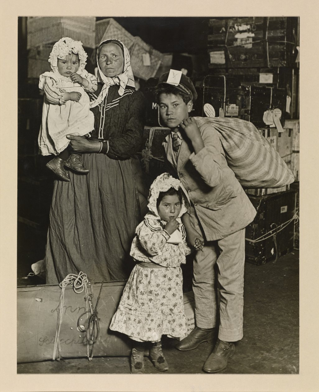 İtalyan Aile Kayıp Bagajı Arıyor, Ellis Adası by Lewis Wickes Hine