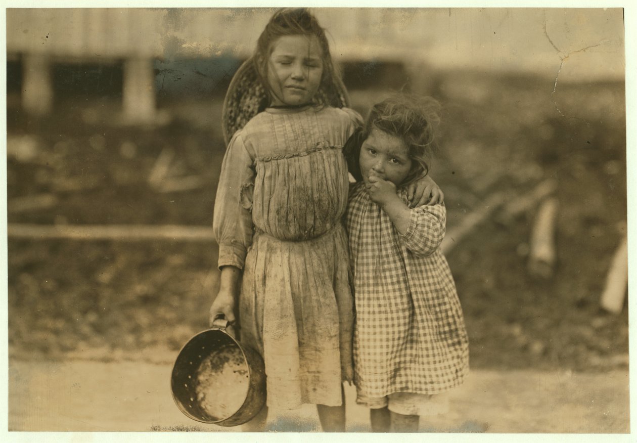 Maud ve Grade Daly, 5 ve 3 yaşındaki Peerless Oyster Company, Bay St. Louis, Mississippi, 1911 için her gün bir kap karides topluyor by Lewis Wickes Hine