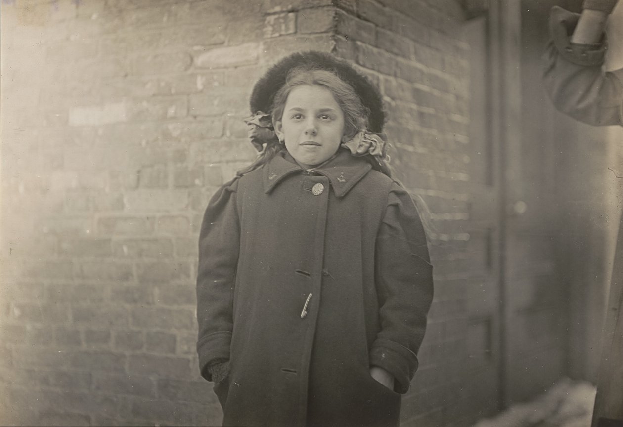 Mery Horn, taşıdığı ağır kağıtların ağırlaştırdığı kambur bir durum..., Mar 1909. by Lewis Wickes Hine