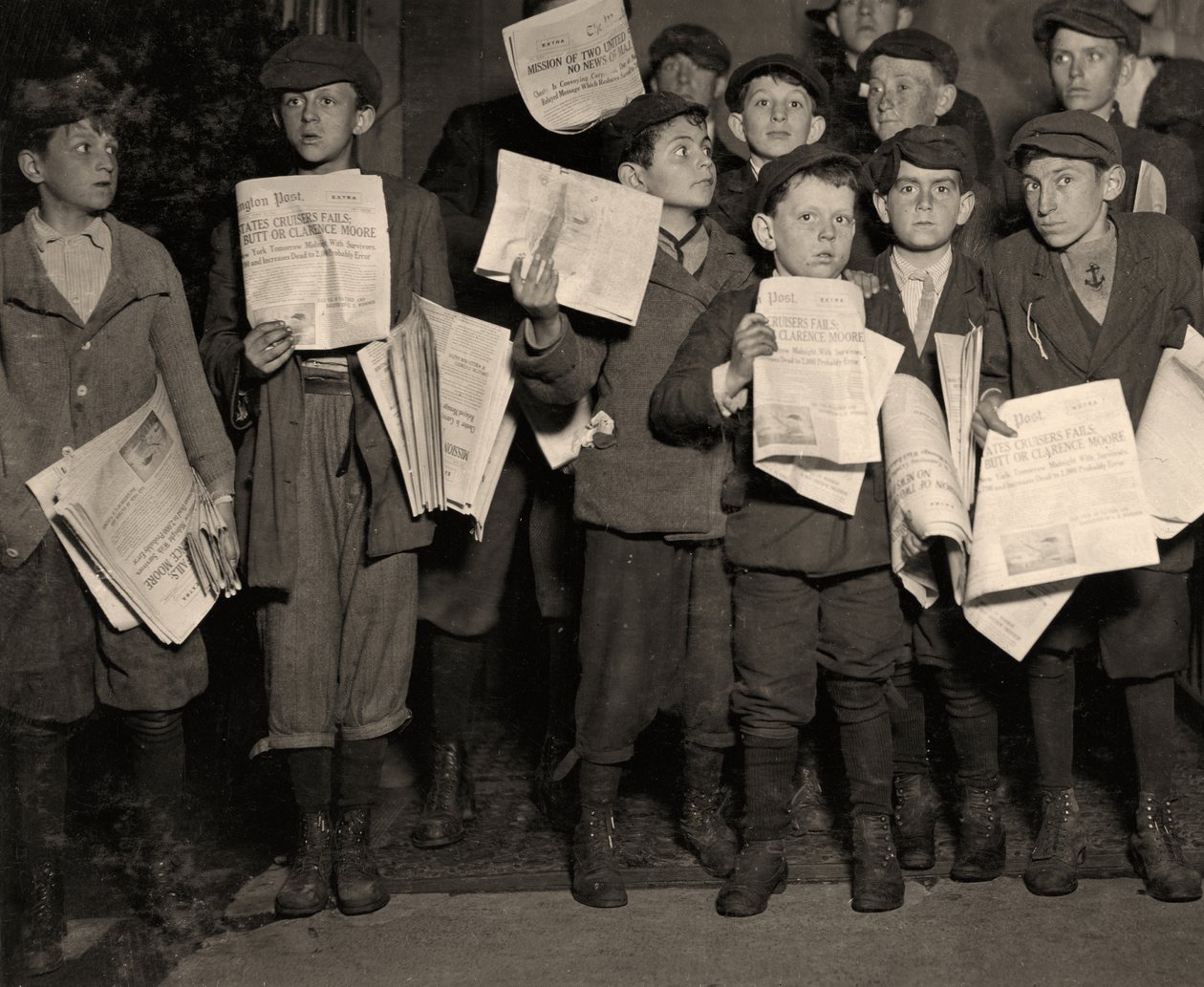 Gece yarısından sonra gazeteciler by Lewis Wickes Hine